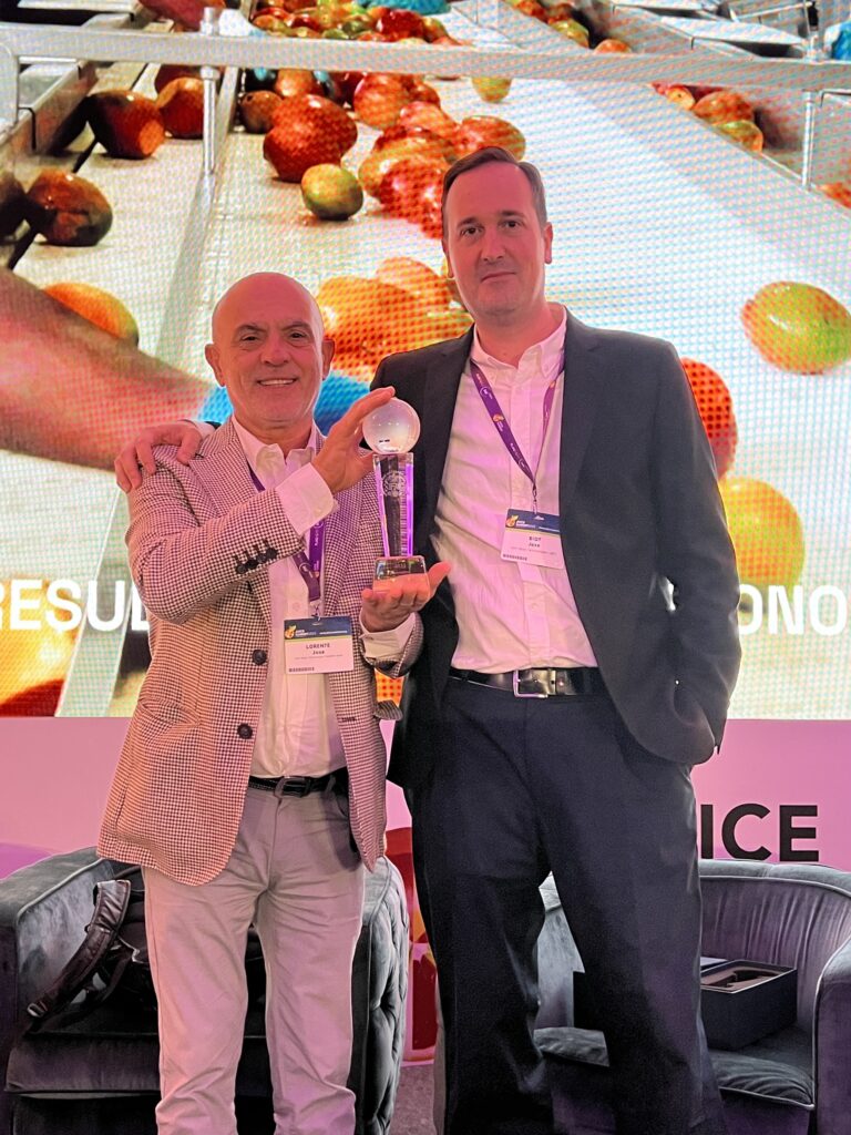 JBT Team Holing the Awarded The IFU Innovation Award