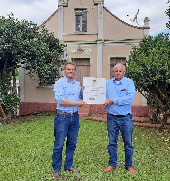 Auri Kroth Receiving Inauguration Plate From Marel Pedro Hauth